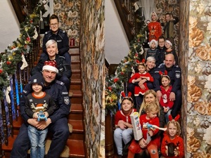 policjanci wspólnie z dziećmi rodzinnego domu dziecka w Ziębicach na Święta Bożego Narodzenia siedzą na schodach
