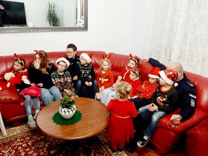 policjanci wspólnie z dziećmi rodzinnego domu dziecka w Ziębicach na Święta Bożego Narodzenia