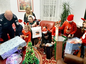 policjanci wspólnie z dziećmi rodzinnego domu dziecka w Ziębicach na Święta Bożego Narodzenia
