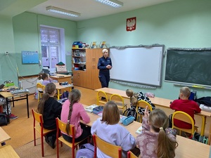spotkanie w szkole podstawowej nr 4 w Ziębicach z policjantką klas 1-3 na temat bezpiecznych ferii
