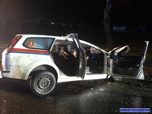 samochód uszkodzony w wypadku- Ford Focus (ambulans) noc