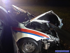 samochód - ambulans uszkodzony przód, noc