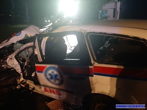 samochód osobowy - ambulans uszkodzony