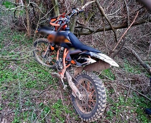 motocykl typu &quot;cross&quot; stojący w polu