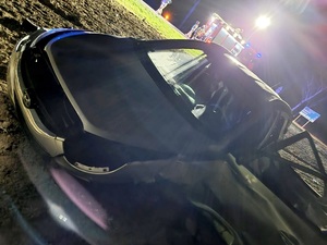 uszkodzony samochód koloru srebrnego, noc w tle straż pożarna