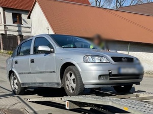 srebrny samochód osobowy na lawecie