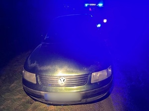 przód samochodu Volkswagen w nocy w tle światła radiowozu