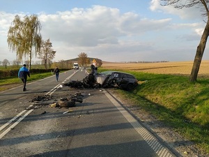 ulica, dzień samochód i motocykl zniszczone w wypadku drogowym
