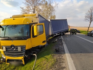 samochód ciężarowy mercedes uszkodzony w wypadku drogowym, ulica