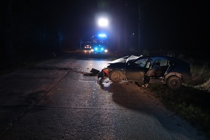 uszkodzony ciemny samochód na drodze w nocy, w tel służby ratunkowe