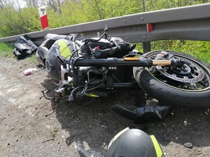 motocykl przewrócony na drodze przy barierach energochłonnych