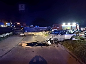 droga, uszkodzone samochody noc