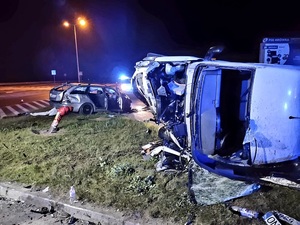 droga, uszkodzone samochody noc