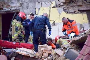 Wybuch gazu w domu jednorodzinnym w powiecie ząbkowickim. Policjanci byli pierwsi na miejscu wypadku i wyciągnęli starszą kobietę spod gruzu