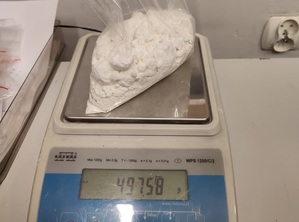 waga, woreczek z białym proszkiem, wskazanie 497,58 g
