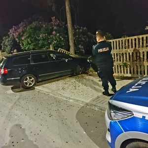Pijany i bez uprawnień wjechał w ogrodzenie