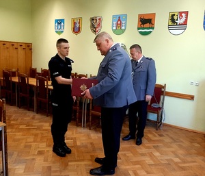ślubowanie policjanta, wręczanie aktu przez Komendanta