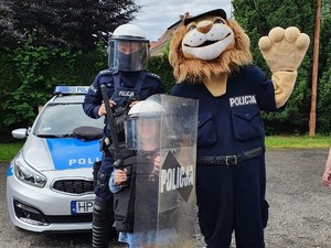 policjant w mundurze, dziecko w kasku i Komisarz Lew
