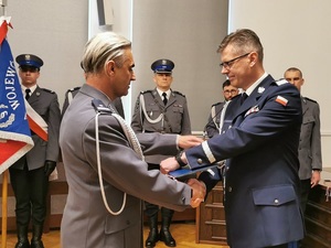 Komendant Powiatowy Policji w Ząbkowicach Śląskich przyjmuje akt mianowania