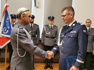 Komendant Powiatowy Policji w Ząbkowicach Śląskich przyjmuje akt mianowania z rąk Komendanta Wojewódzkiego Policji we Wrocławiu