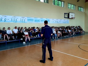 policjant rozmawia z uczniami