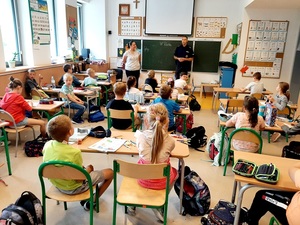 O zagrożeniach i bezpieczeństwie rozmawiali mundurowi z uczniami Szkoły Podstawowej w Budzowie
