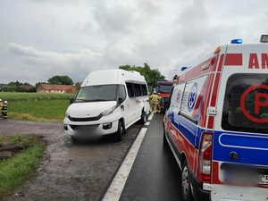 ulica, biały bus, karetka