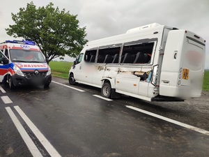 ulica, biały bus, karetka
