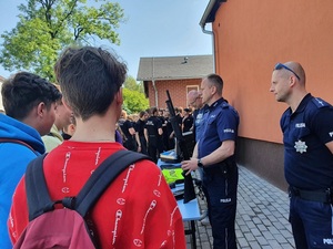 policjanci rozmawiają z młodzieżą