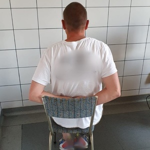 Odpowie za zniszczenie mienia, naruszenie miru domowego i groźby