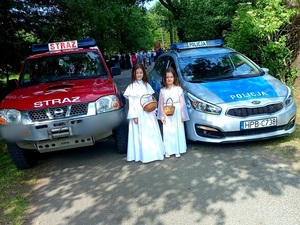 Zabezpieczenie procesji Bożego Ciała przez umundurowanych funkcjonariuszy i oznakowane radiowozy