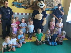 Komisarz Lew z dziećmi i dwoma policjantami