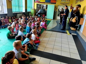 spotkanie w szkole dzieci z umundurowanymi dzielnicowymi