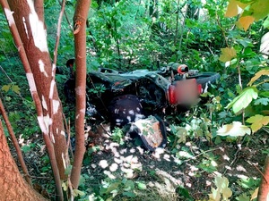 motocykl Yamaha uszkodzony leżący w trawie