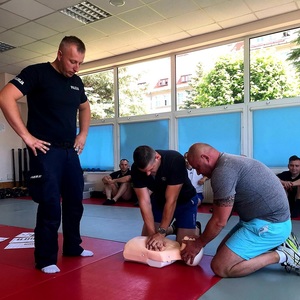 policjanci zajęcia z pierwszej pomocy