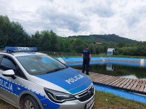 policjant umundurowany, radiowóz, basen