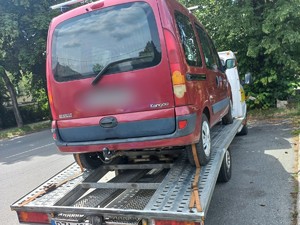 na lawecie czerwone Renault Kangoo