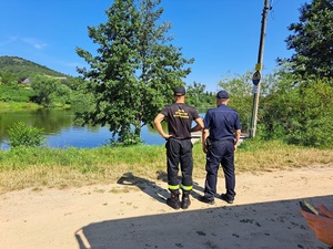 policjant i strażak przy akwenie wodnym