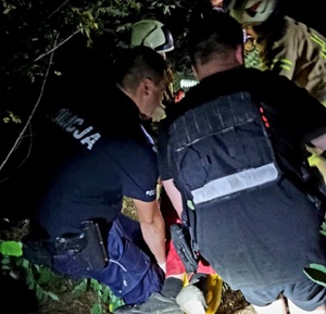 W nocy wyszedł na spacer po lesie i spadł z półki skalnej. Uratowali go kamienieccy policjanci.
