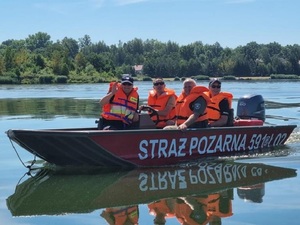 łódka motorowa z załogą na jeziorze w dzień