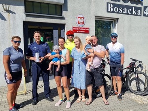 ludzie i umundurowany policjant przed Komendą Policji w Raciborzu