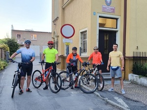 rowerzyści przed Komendą Powiatowa Policji w Ząbkowicach Śląskich