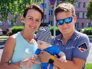 dwie kobiety i miedzy nimi mały chłopczyk