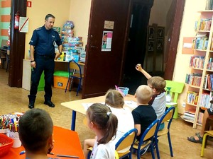 policjant w klasie razem z dziećmi