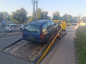 samochód koloru niebieskiego na lawecie, droga, światło dzienne