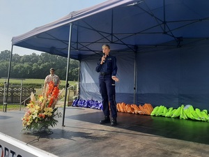 Policjantka po raz kolejny ostrzegała seniorów przed oszustami tym razem na „Igrzyskach Sportowych Seniorów” w Ziębicach