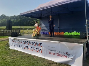policjantka umundurowana na scenie z mikrofonem przemawia