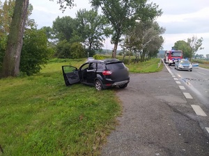 uszkodzony samochód na poboczu przy drodze