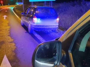 noc, samochód osobowy ciemny, radiowóz oznakowany