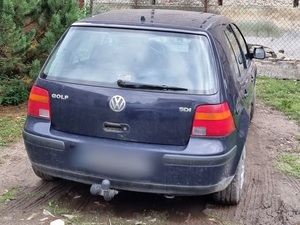 ciemnoniebieski samochód Volkswagen stojący tyłem na drodze gruntowej
